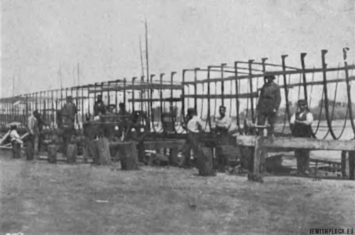 Steamboat construction in Maurycy Fajans' company workshops (source: "Tygodnik Ilustrowany", no. 26, 1908, p. 526)